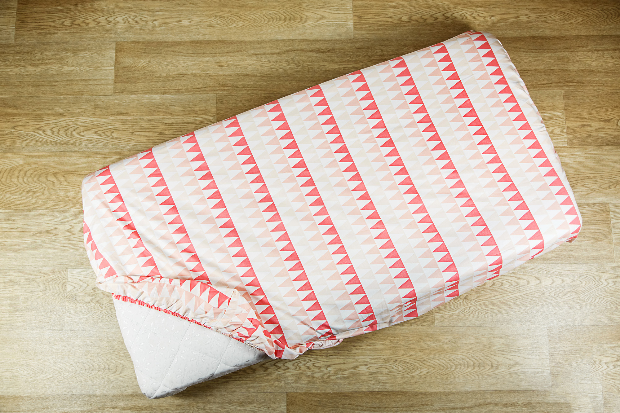 Простыня Amarobaby 125х75х12 на резинке EXCLUSIVE Creative Collection triangles бежевый