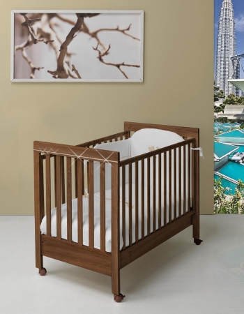 Детская кроватка Bambolina Vanity Cristallo 125x65 — орех